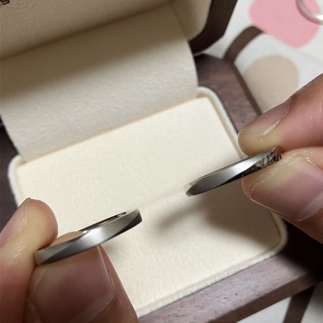 【TANZO.(鍛造指輪)の口コミ】 お揃い感を出すために、プラチナ平甲丸ストレート＋面取り加工は共通させ…