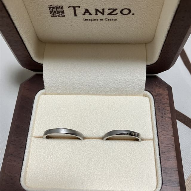【TANZO.(鍛造指輪)の口コミ】 お揃い感を出すために、プラチナ平甲丸ストレート＋面取り加工は共通させ…