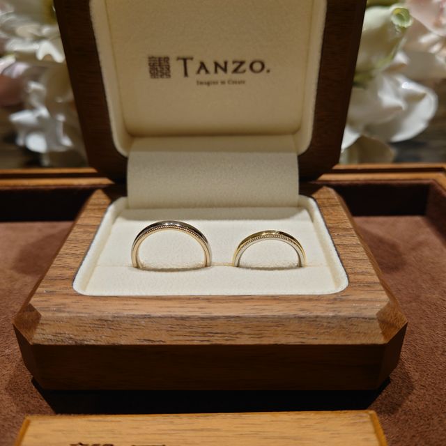 【TANZO.(鍛造指輪)の口コミ】 素材はプラチナとシャンパンゴールドのコンビ。
両サイドにミルうちをした…