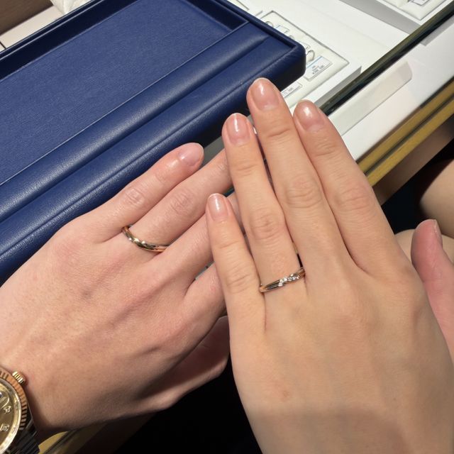 【銀座ダイヤモンドシライシの口コミ】 特に候補がなく、様々なものを試着しました。金が好きな彼とプラチナが好…