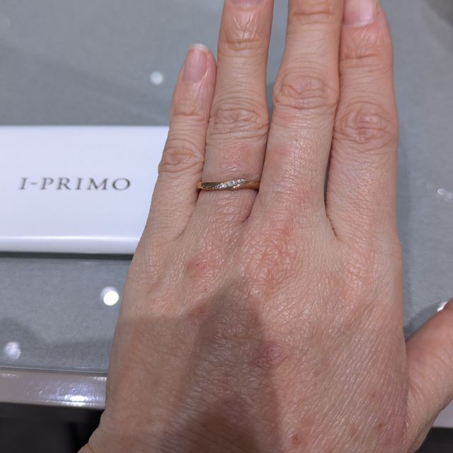 【アイプリモ(I-PRIMO)の口コミ】 素材はピンクゴールド。イエベ春の肌にはなじみが良いと感じた。
ゆるやか…