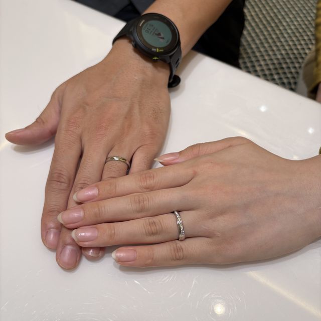 【DIAMOND DOT LAB(ダイアモンド ドット ラボ)の口コミ】 大きめのダイヤモンドが、ずらっと並んでいてゴージャス。ダイヤは爪では…