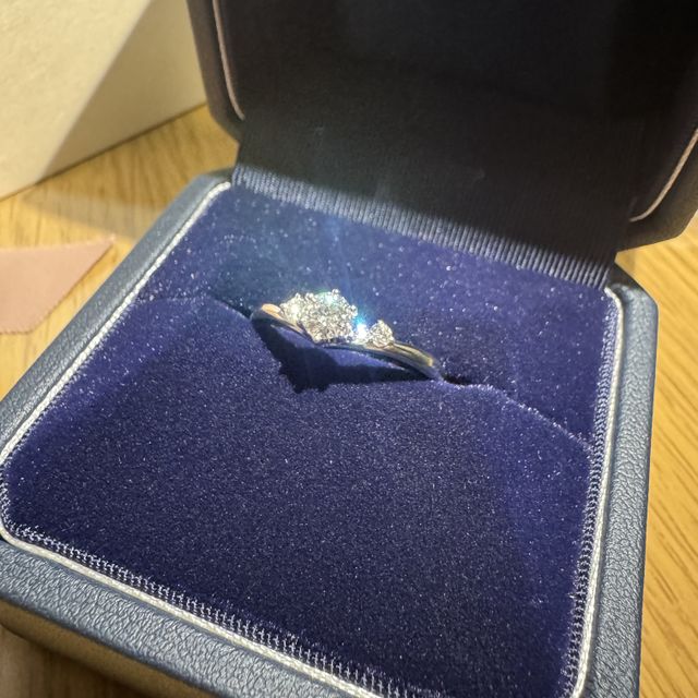 【銀座ダイヤモンドシライシの口コミ】 デザインがティアラのようでとても気に入り一目惚れで購入しました。ダイ…