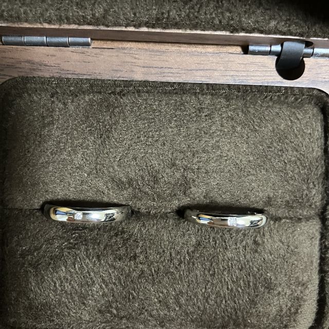 【アトリエフィロンドールの口コミ】 担当のクラフトマンとじっくりと相談して、誕生石を入れたり彫ってもらっ…