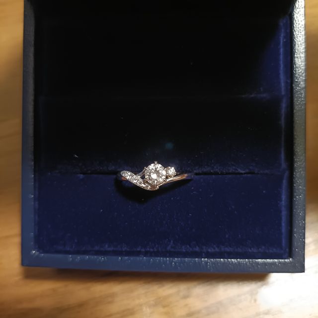 【有馬明治堂の口コミ】 唯一無二のデザインで、リング1つだけでも目立ちますが重ね付けでも一体感…