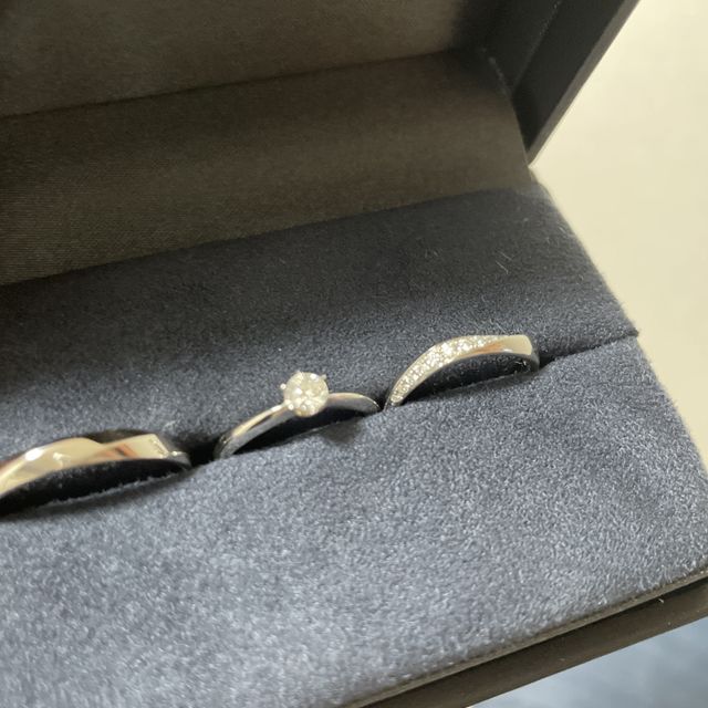 【ラザール ダイヤモンド(LAZARE DIAMOND)の口コミ】 ダイヤモンドが11粒入っており、また彼から婚約指輪でもらったものと重ね…