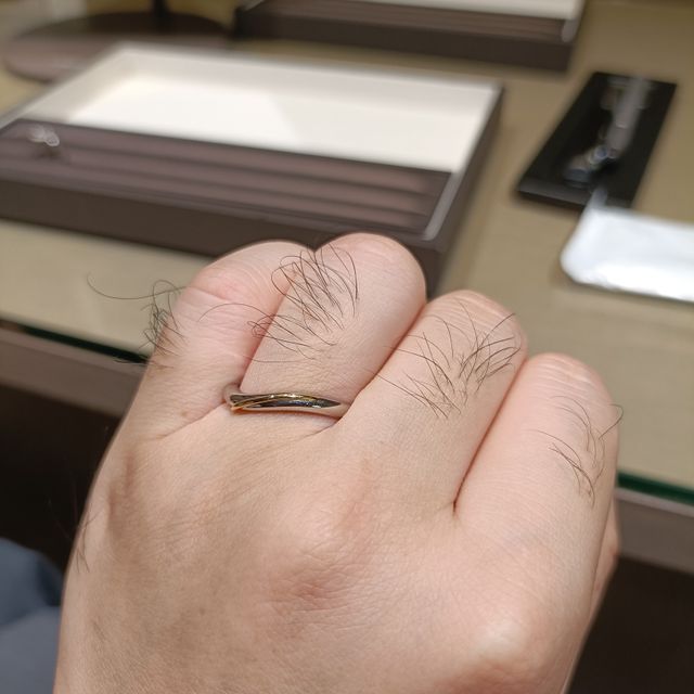 【アイプリモ(I-PRIMO)の口コミ】 試着しただけですがV字でプラチナとゴールドのコンビのデザインは良いなと…