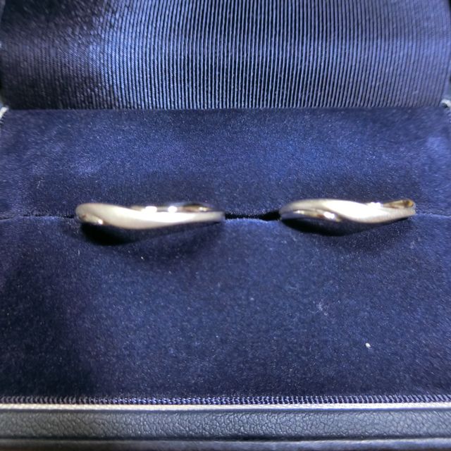 【銀座ダイヤモンドシライシの口コミ】 できるだけシンプルなもの、というコンセプトで探していましたが、マット…