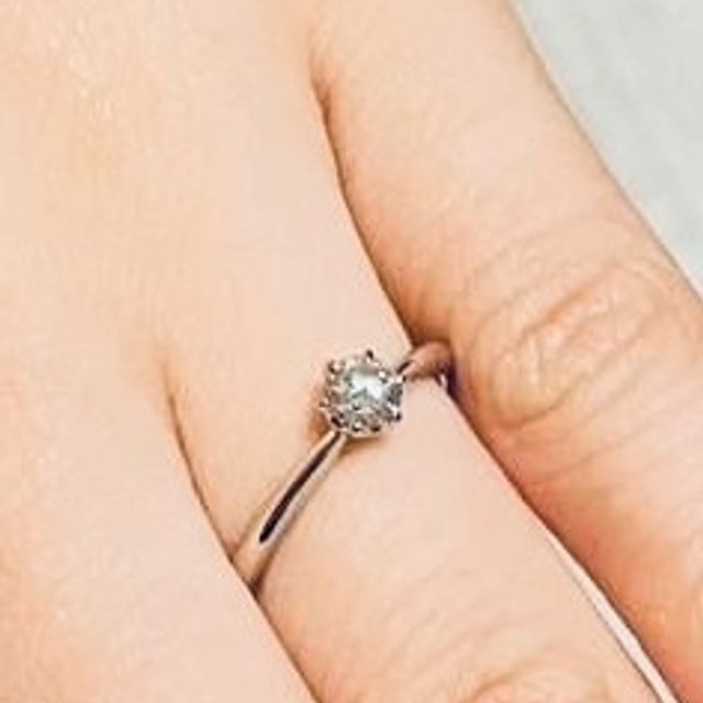 【銀座ダイヤモンドシライシの口コミ】 シンプルながらも洗練された美しさを持つ婚約指輪です。細身のアームが中…