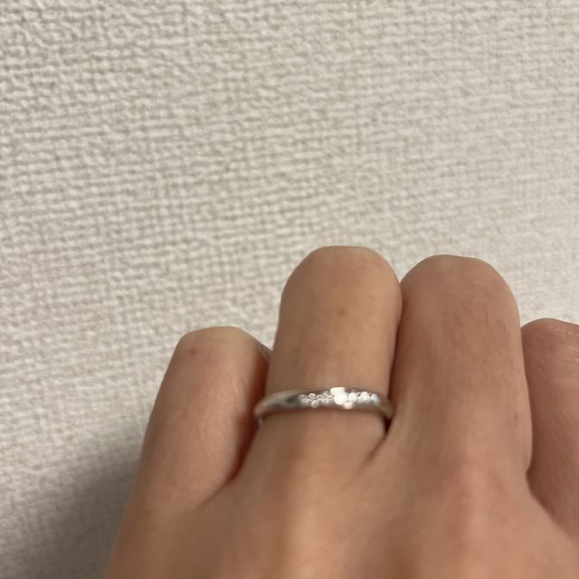 【銀座ダイヤモンドシライシの口コミ】 ダイヤモンドの輝きが素晴らしく、どの角度から見てもすごくきれいにみえ…