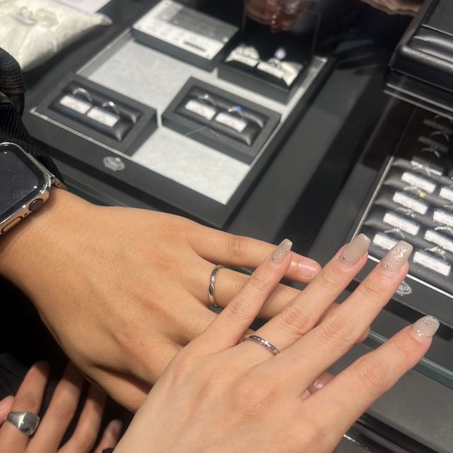 【エクセルコダイヤモンド(EXELCO DIAMOND)の口コミ】 シンプルなデザインながらもミル打ち加工がされており、人と被らない感じ…