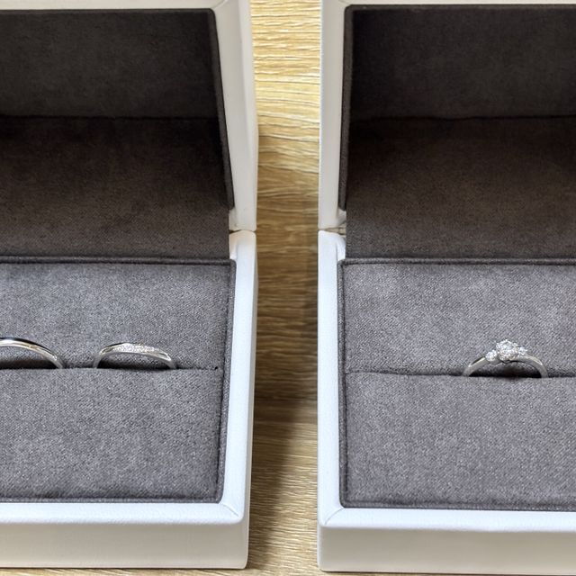 【Flowaves(フロウェーブス)の口コミ】 シンプルなデザインのセットリングです。婚約指輪はウェーブ、結婚指輪はV…