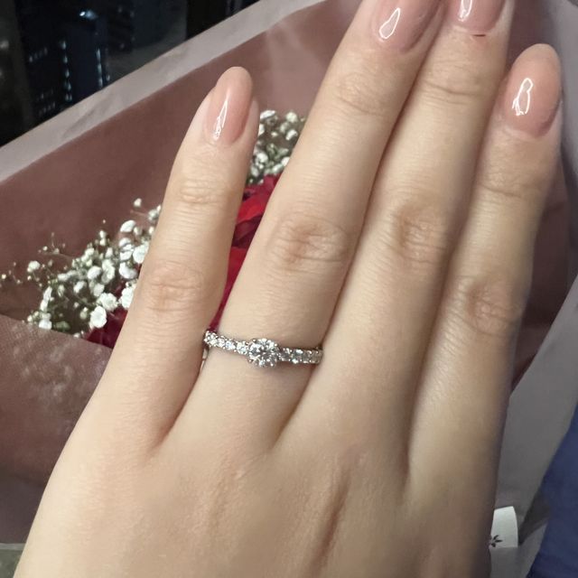 【アイプリモ(I-PRIMO)の口コミ】 センターダイアモンドの隣にも小さめのダイアモンドが乗っているデザイン…