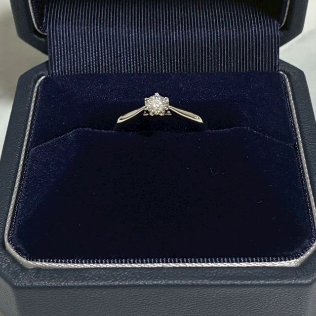 【銀座ダイヤモンドシライシの口コミ】 彼女の名前に花が付いているのでお花をイメージしたリングを選びました。D…