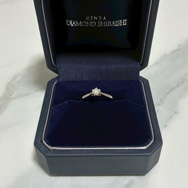 【銀座ダイヤモンドシライシの口コミ】 彼女の名前に花が付いているのでお花をイメージしたリングを選びました。D…