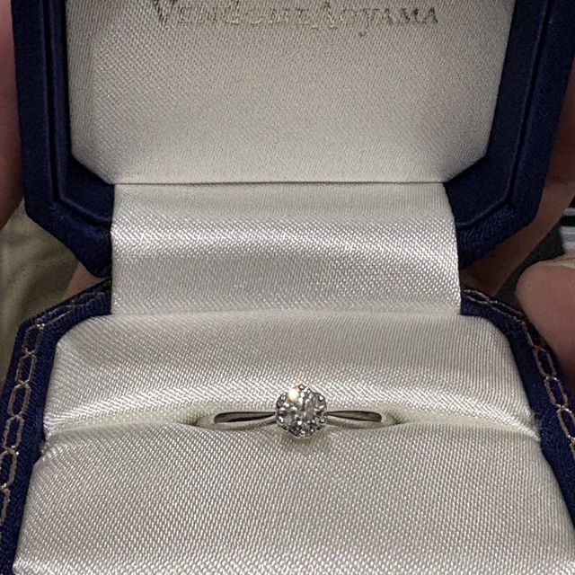 【ヴァンドーム青山(VENDOME AOYAMA)の口コミ】 ダイヤモンドが一個、真ん中に配置されており、まさに王道の婚約指輪なと…