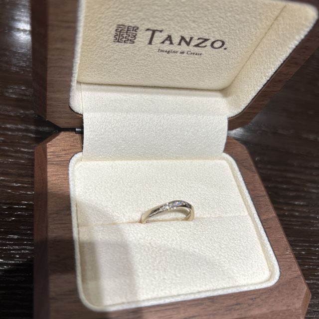 【TANZO.(鍛造指輪)の口コミ】 指輪のデザインは既存の写真を見ながら自分の希望を伝えつつ作りました。…