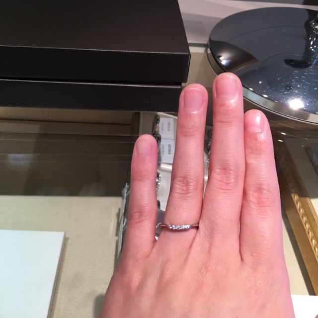 【アイプリモ(I-PRIMO)の口コミ】 緩いv字ラインになっていて、指が綺麗に見える印象です。中央のダイヤモン…