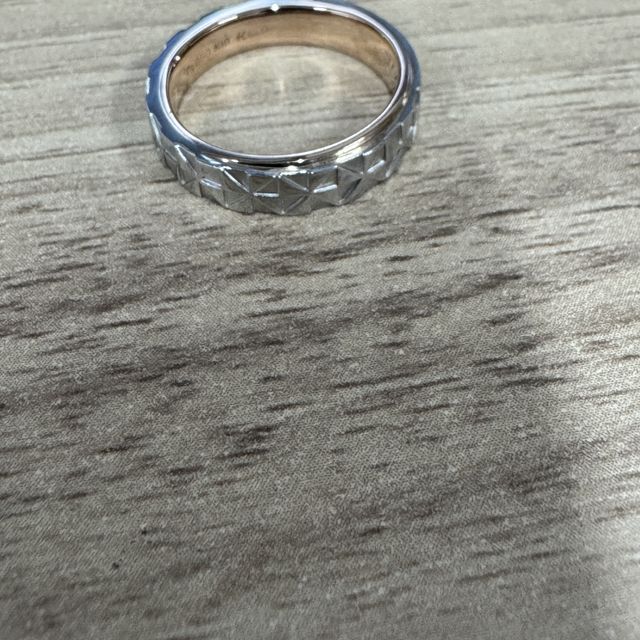 【ケイウノ ブライダル(K.UNO BRIDAL)の口コミ】 表には縁起がよい風車を幾何学模様としていれ、二人の指輪を重ねると右肩…