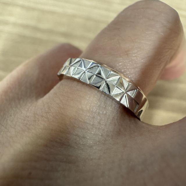 【ケイウノ ブライダル(K.UNO BRIDAL)の口コミ】 表には縁起がよい風車を幾何学模様としていれ、二人の指輪を重ねると右肩…