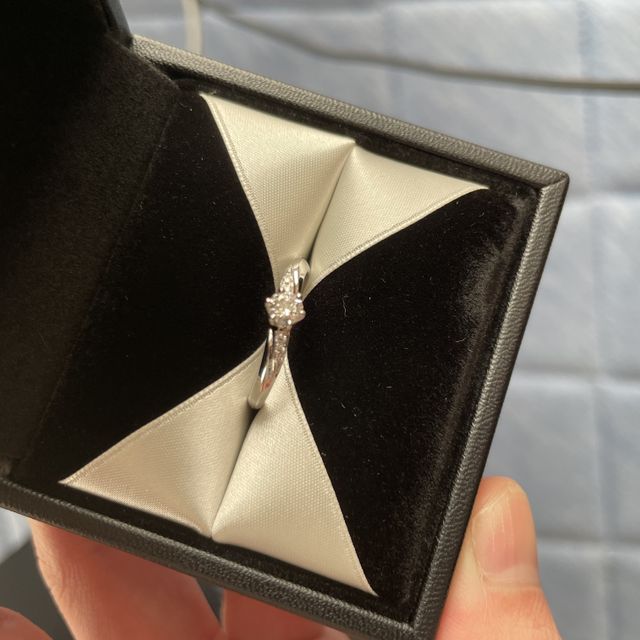 【エクセルコダイヤモンド(EXELCO DIAMOND)の口コミ】 デザイン性と装着感の両立が魅力です。シンプルながらも上品な輝きを放ち…