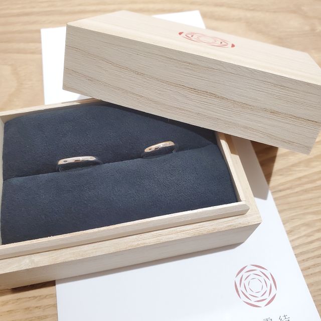 【出雲結(いずもゆい)の口コミ】 さりげなく二種類の金属(プラチナとピンクゴールド)が使われており、シル…