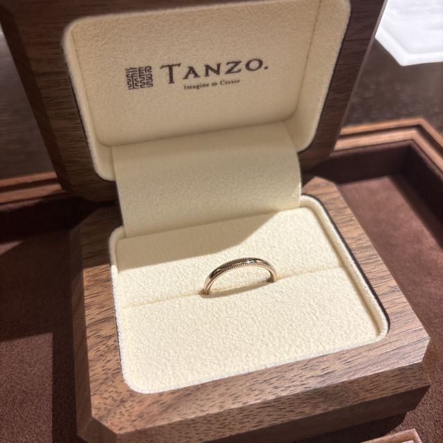 【TANZO.(鍛造指輪)の口コミ】 ミル加工をした少しゴールドっぽいデザインです。
手の肌の色に馴染みやす…