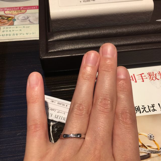 【JEWELRY  KAMATA(ジュエリーかまた)の口コミ】 可愛らしいリボンのデザインが特徴的でした。試着してみて、遠く離してみ…