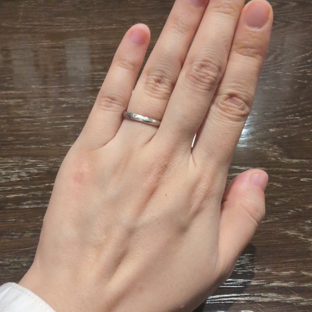 【TANZO.(鍛造指輪)の口コミ】 ちょっと厳し目の職場でも毎日つけられるデザインにしました。歪みのある…