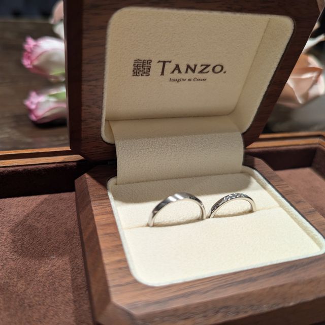【TANZO.(鍛造指輪)の口コミ】 ずっと飽きずに着けられる指輪を選びたく、シンプルな平甲丸ストレートの…