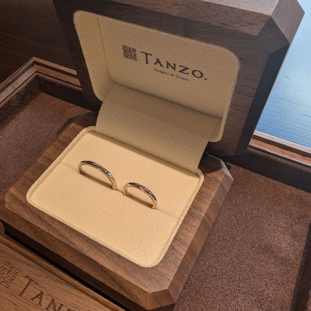 【TANZO.(鍛造指輪)の口コミ】 ゴールドとプラチナのコンビカラーで、ゴールドにミル打ち、プラチナにデ…