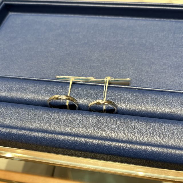 【銀座ダイヤモンドシライシの口コミ】 ウェーブデザインでとにかく可愛いと一目惚れして選びました。
手の骨格的…