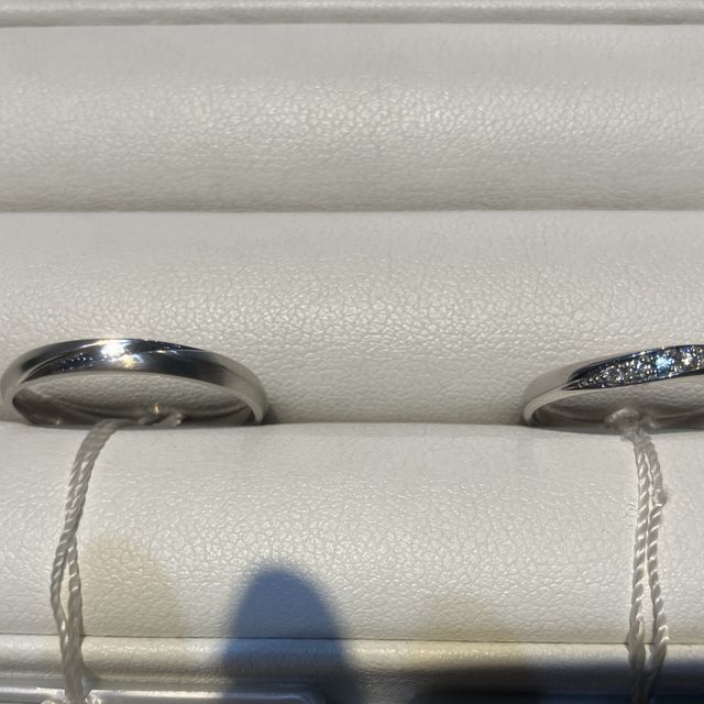 【I's stone(アイズストーン)の口コミ】 ウェーブの彫りへダイヤが入るデザインに一目惚れし、その上でカラーダイ…