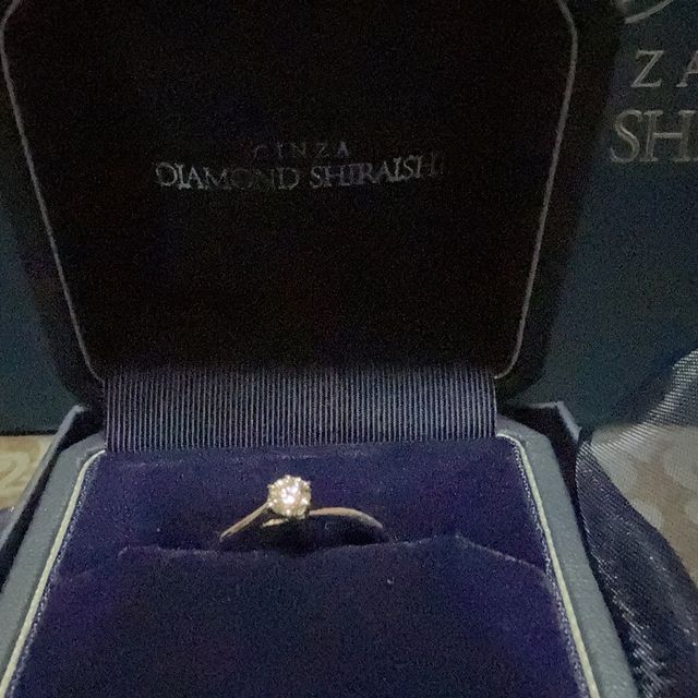 【銀座ダイヤモンドシライシの口コミ】 この指輪は上から見てもとても素敵なのですが私が特に気に入ったのが横か…