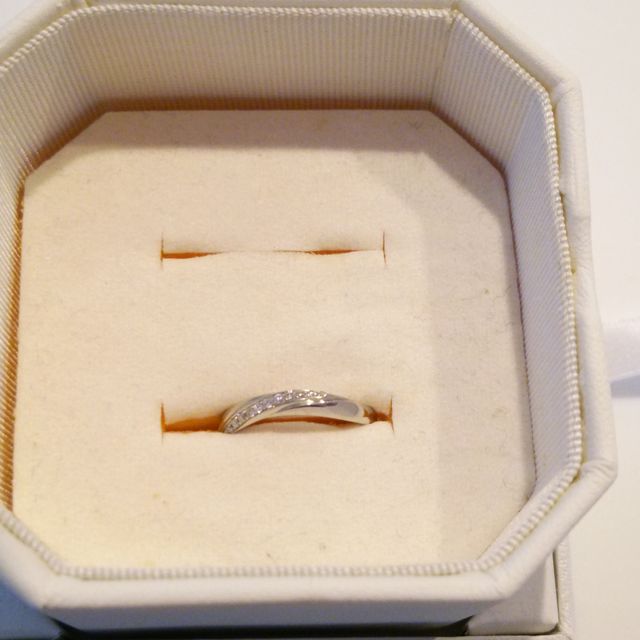 【4℃ BRIDAL(ヨンドシーブライダル)の口コミ】 ダイヤモンドが波のように並んでいるデザインがシンプルながら高級感もあ…