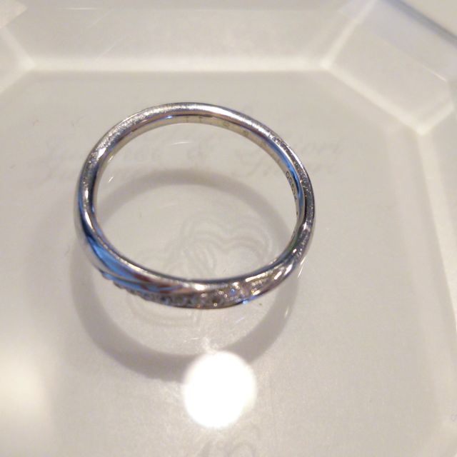 【4℃ BRIDAL(ヨンドシーブライダル)の口コミ】 ダイヤモンドが波のように並んでいるデザインがシンプルながら高級感もあ…