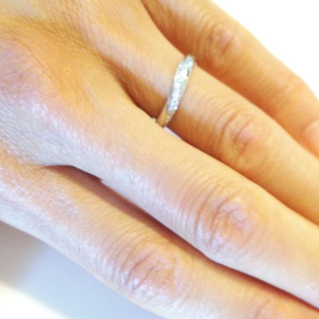 【4℃ BRIDAL(ヨンドシーブライダル)の口コミ】 ダイヤモンドが波のように並んでいるデザインがシンプルながら高級感もあ…