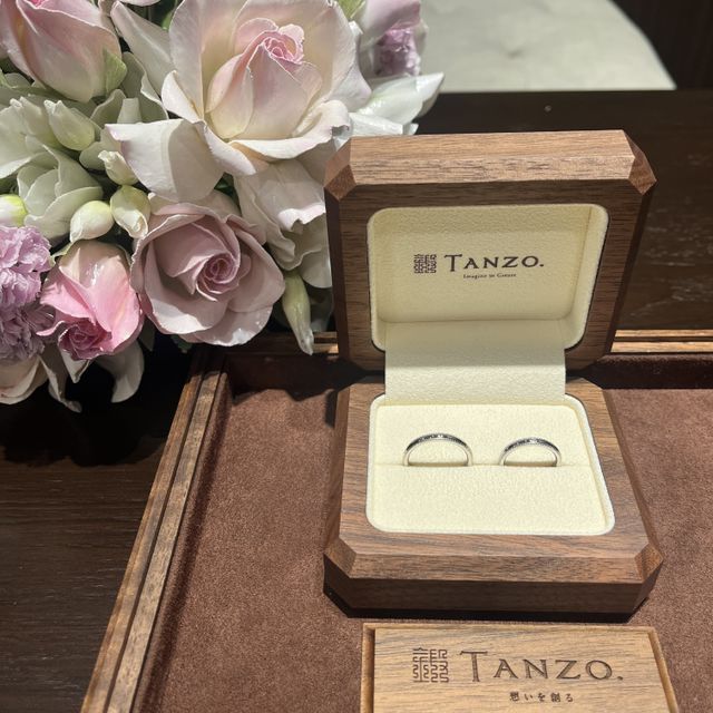 【TANZO.(鍛造指輪)の口コミ】 指輪の素材はプラチナにしました。ゴールドにも様々な色展開があり7色程の…