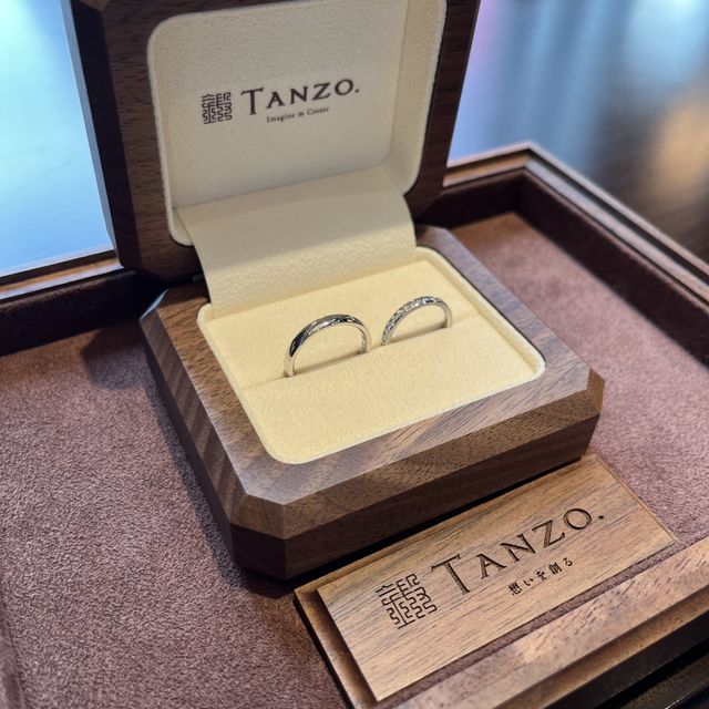【TANZO.(鍛造指輪)の口コミ】 何度も迷ってハーフエタニティにしました。
入籍指輪もこだわって作った為…