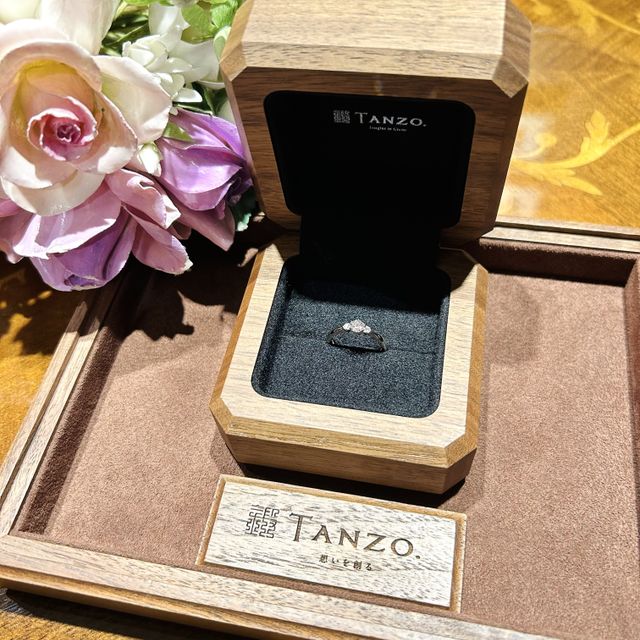 【TANZO.(鍛造指輪)の口コミ】 指輪の色がたくさん選べるところや、石の大きさやデザインもこだわりを持…