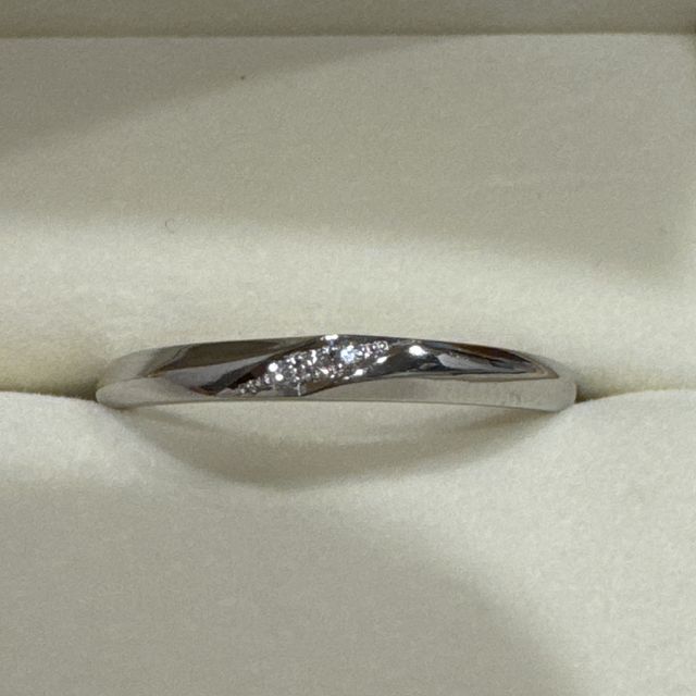 【ケイウノ ブライダル(K.UNO BRIDAL)の口コミ】 王道のストレートリングに見えて、側面が斜めに加工されているので、ちょ…