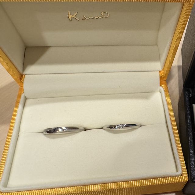 【ケイウノ ブライダル(K.UNO BRIDAL)の口コミ】 王道のストレートリングに見えて、側面が斜めに加工されているので、ちょ…