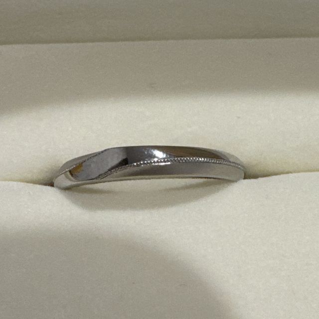 【ケイウノ ブライダル(K.UNO BRIDAL)の口コミ】 王道のストレートリングに見えて、側面が斜めに加工されているので、ちょ…