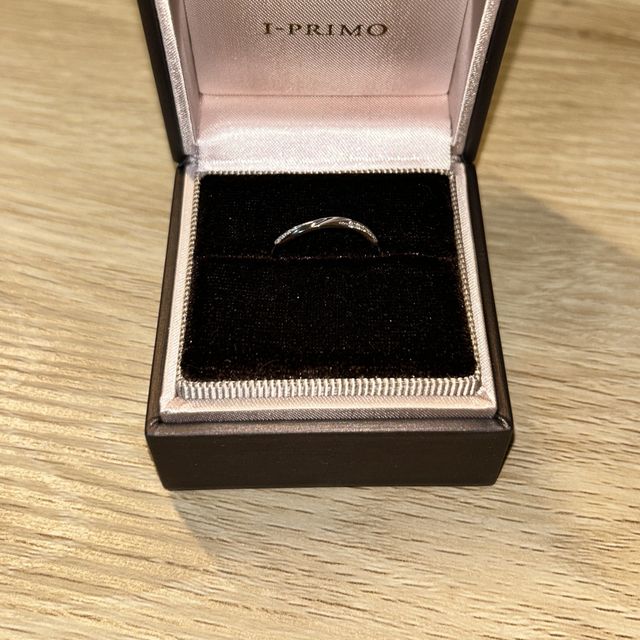 【アイプリモ(I-PRIMO)の口コミ】 ペルセウスのプラチナ指輪になります。両サイドにダイヤが付いており光に…