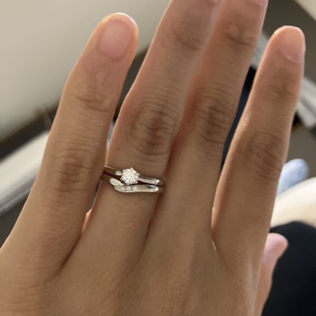 【アイプリモ(I-PRIMO)の口コミ】 柔らかなVラインが指を美しく見せ、ダイヤの輝きが際立つ上品なデザインで…