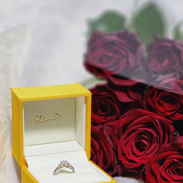 【ケイウノ ブライダル(K.UNO BRIDAL)の口コミ】 横から見たリボンのデザインが可愛くて気に入っています。彼女がピンクゴ…