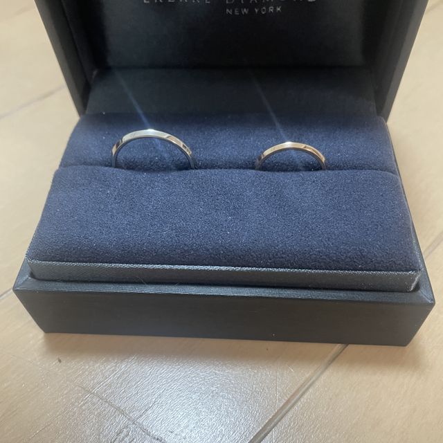 【ラザール ダイヤモンド(LAZARE DIAMOND)の口コミ】 節が太いので、指輪をはめたときに指の根元で指輪がクルクルと回ってしま…