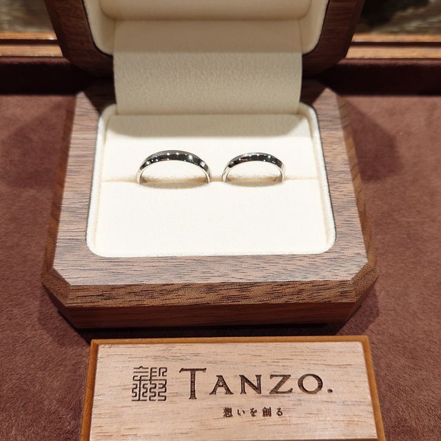 【TANZO.(鍛造指輪)の口コミ】 斜めヘアラインのデザインによって、マットな質感とツヤ感を両方楽しめる…