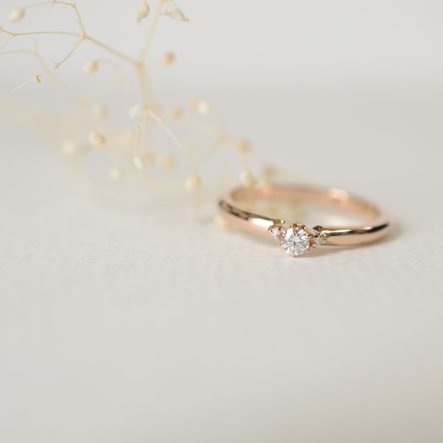 【CRAFY(クラフィ)の口コミ】 シンプルなデザインに惹かれて選びました。中央の3つのダイヤが上品に輝き…