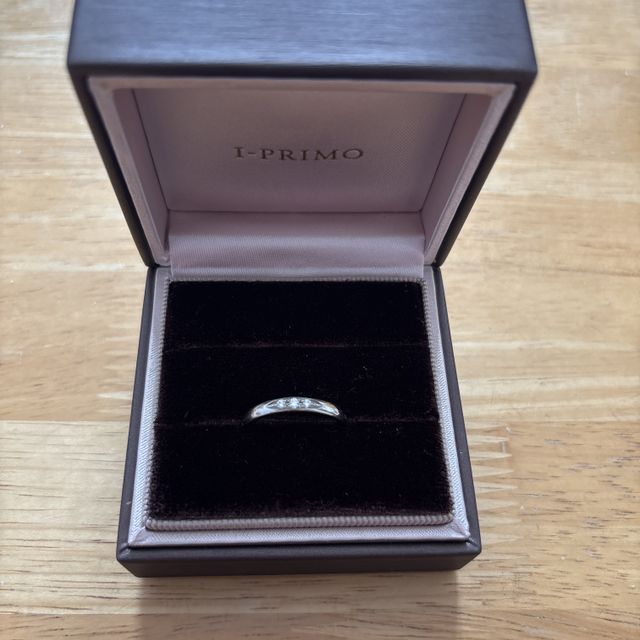 【アイプリモ(I-PRIMO)の口コミ】 ストレートでシンプルな王道デザインを探していました。
一粒ダイヤやメレ…